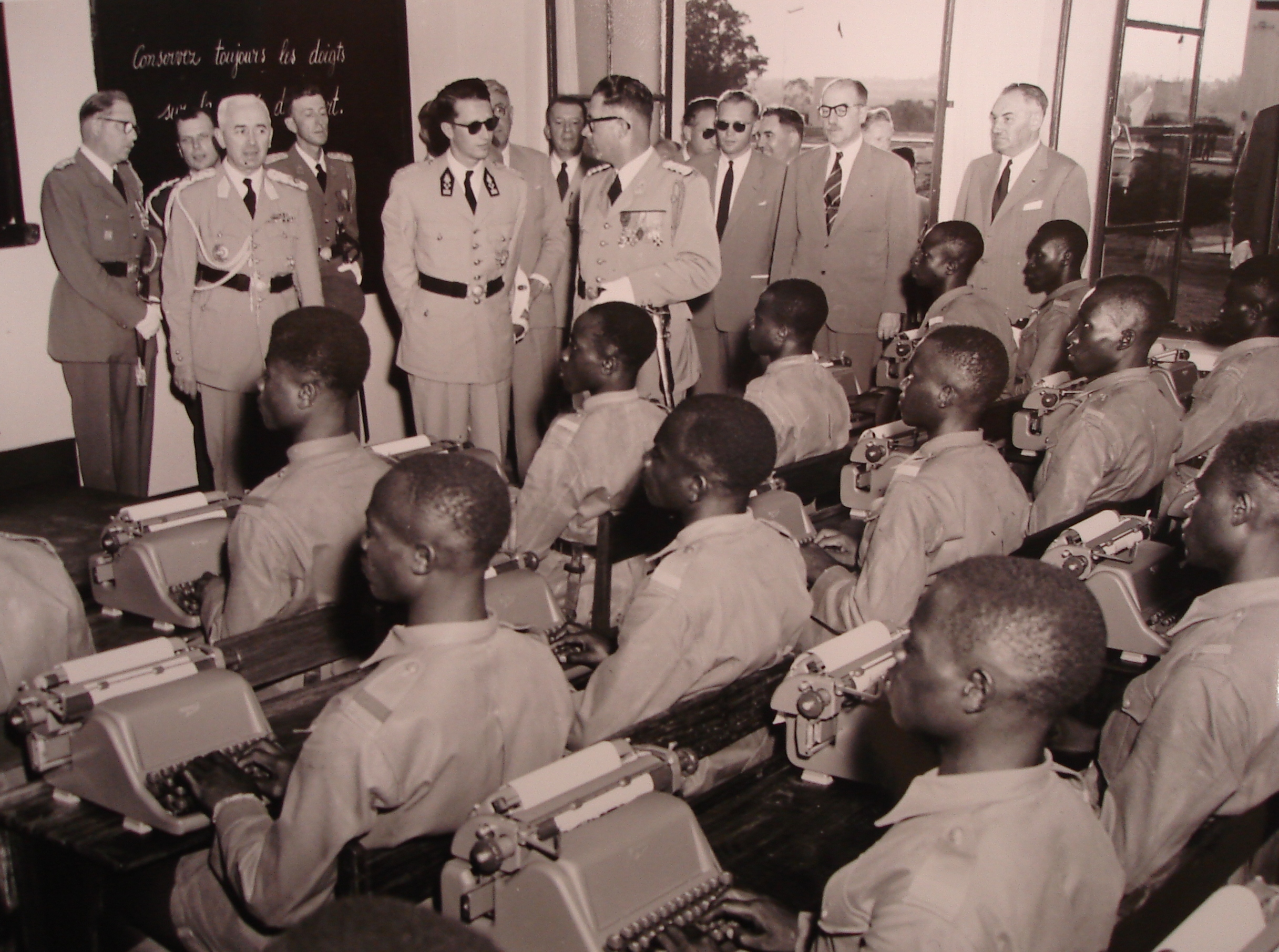 Le roi Budouin visite une école de la Force publique à Luluabourg (Kananga) en 1955