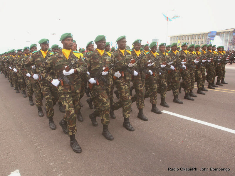 Soldats des Forces armées de la RDC défilant le 30 juin 2014