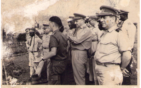 Arlon, 1960 : Le Capt Jean Omanyundu, en arrière plan avec des lunettes, en train de suivre un exercice militaire