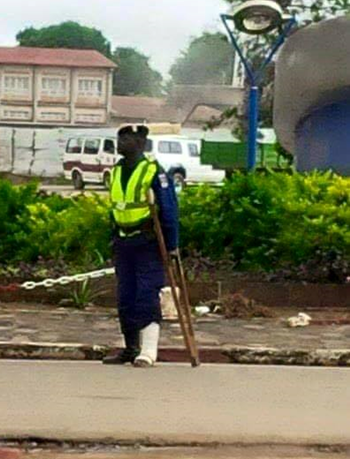 Policier congolais en service en béquilles