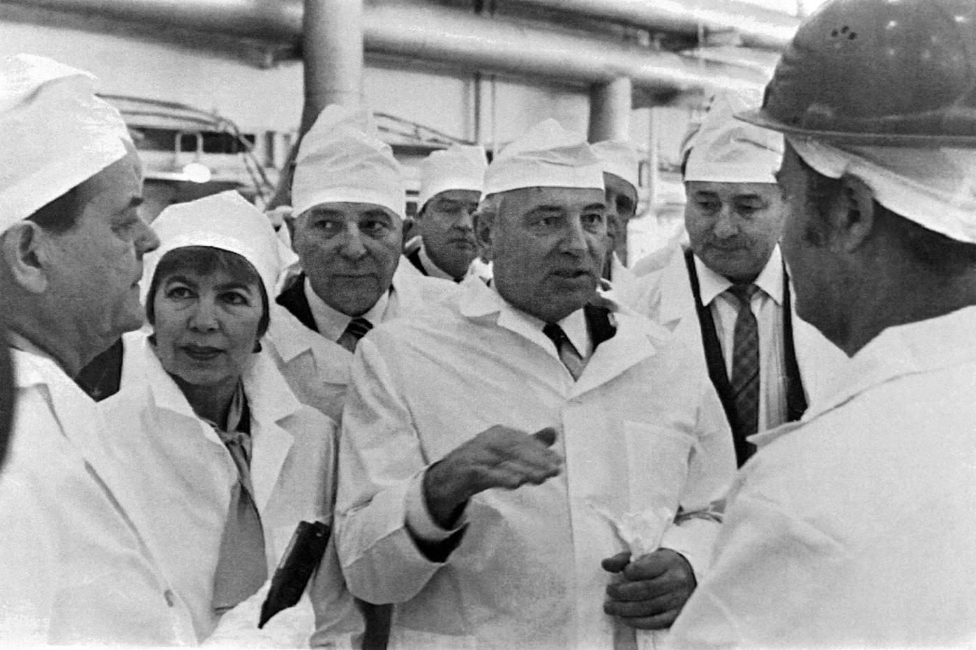 Le chef de l'Etat soviétique Mikhaïl Gorbatchev accompagné de sa femme Raïssa se rend pour la première fois à la centrale de Tchernobyl le 23 février 1989,