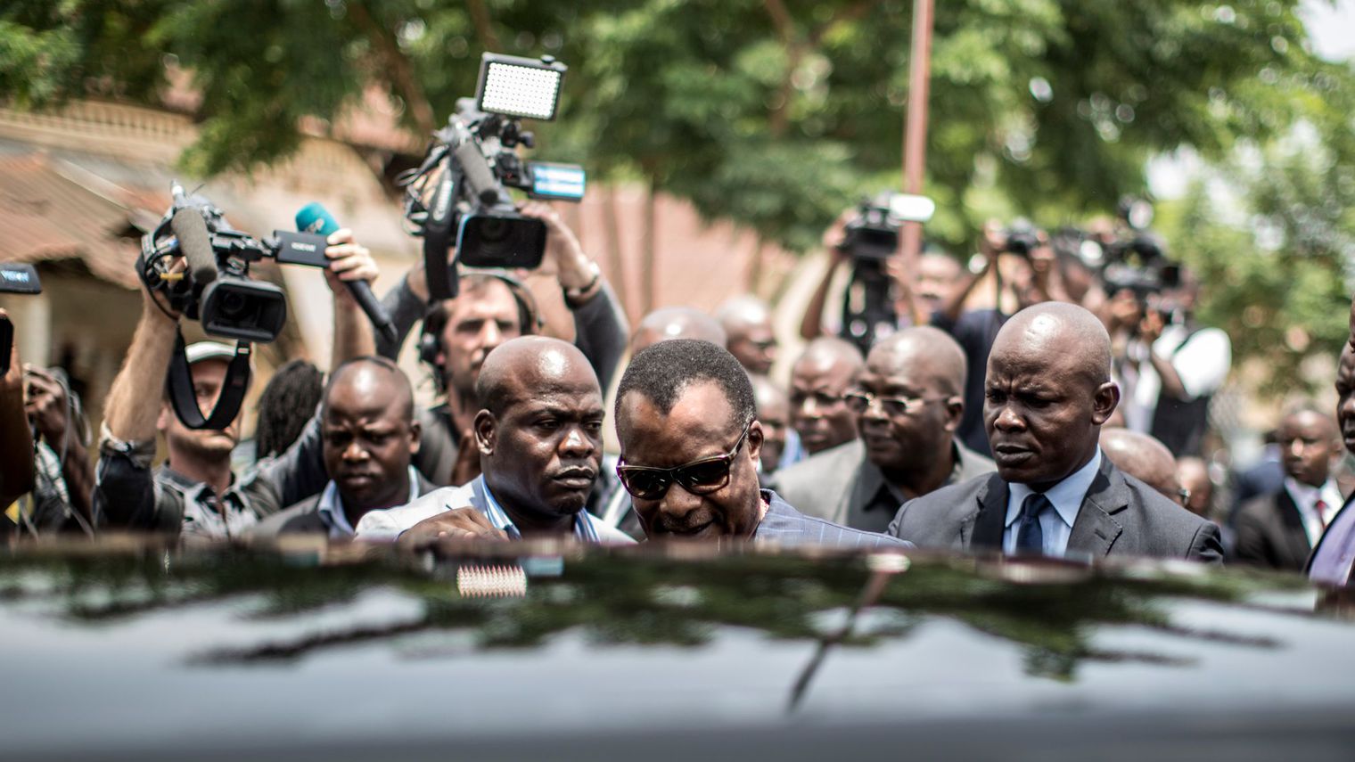 le-president-congolais-denis-sassou-nguesso-quitte-un-bureau-de-vote-a-brazzaville-le-20-mars-2016_5570573