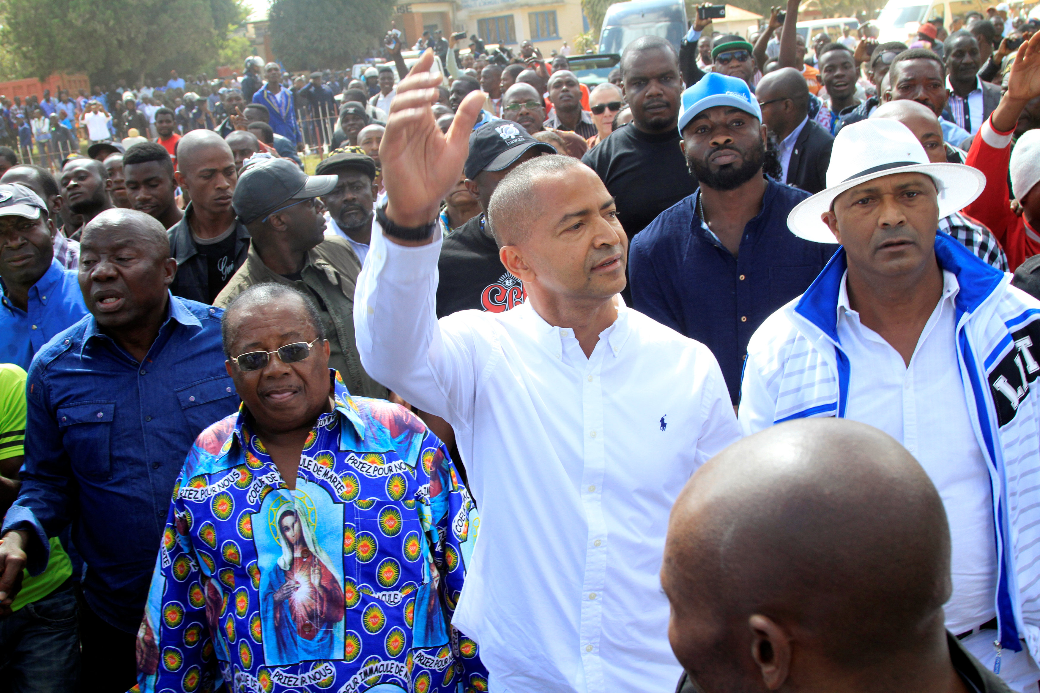 Democratic Republic of Congo's opposition presidential candidate Moise Katumbi (C) waves to his supporters as he walks to the prosecutor's office over government allegations he hired mercenaries in a plot against the state, in Lubumbashi, the capital of Katanga province of the Democratic Republic of Congo, May 9, 2016. REUTERS/Kenny Katombe TPX IMAGES OF THE DAY