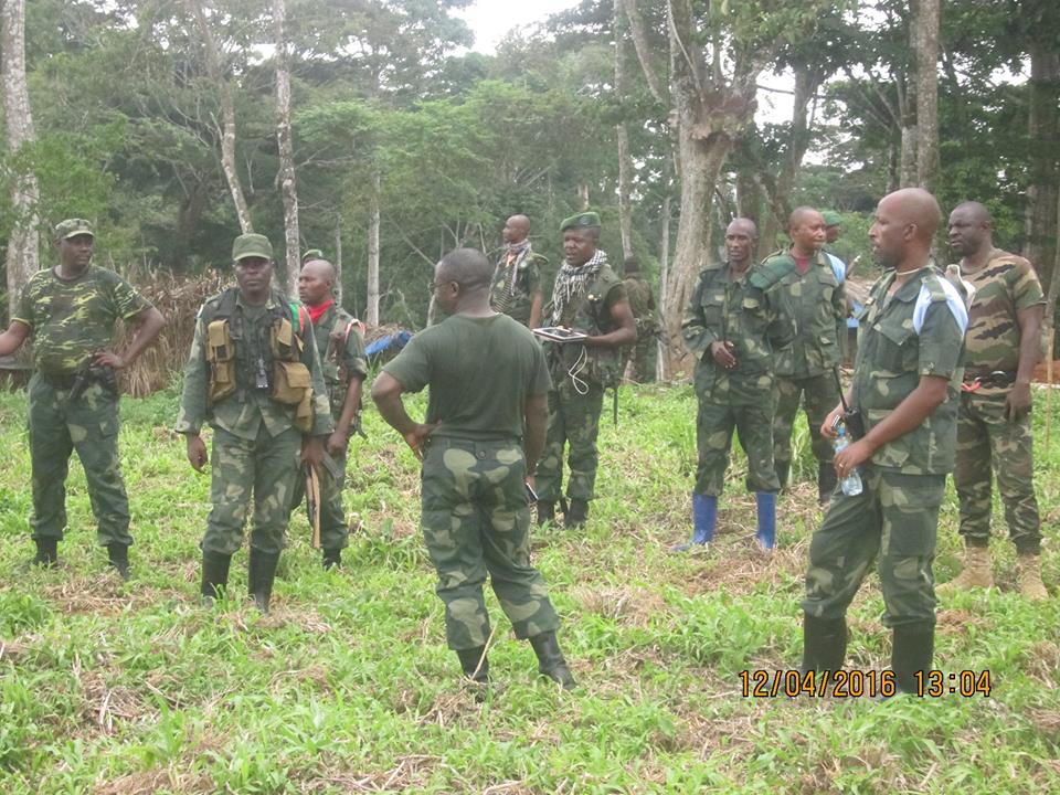 Les militaires du 3204ème régiment FARDC de l'opération Sukola 1 à Beni. Certains militaires chaussent encore les bottes de jardiniers comme du temps de l'AFDL. Photos FARDC