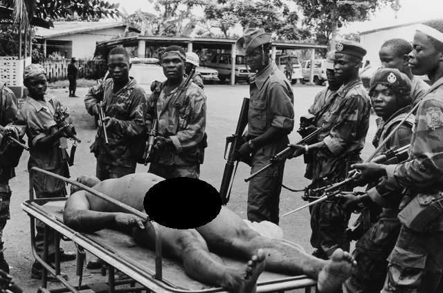 Le cadavre du dictateur sanguinaire libérien Samuel Doe sous bonne escorte des militaires putschistes