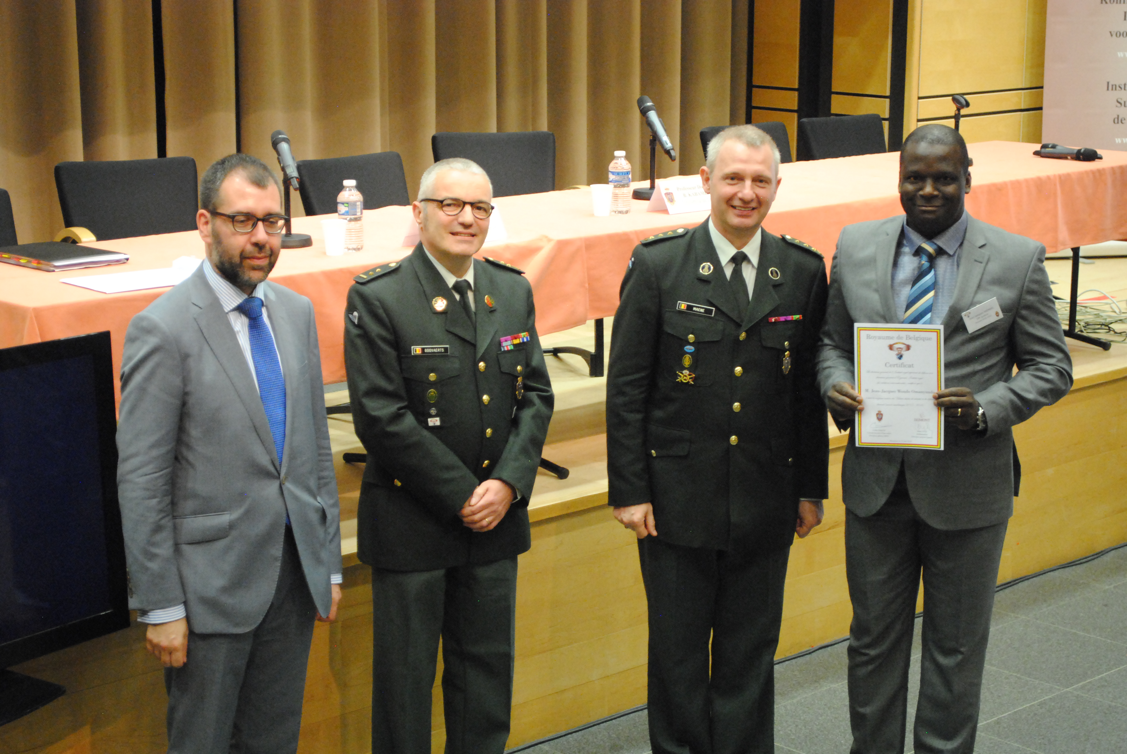 JJ Wondo recevant son certificat des études de 4è cycle en hautes études de sécurité et de défense de l'Institut Royal Supérieur de la Défense attaché à l'ERM