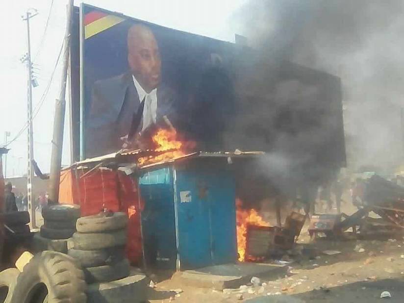 Un panneau avec l'image de Kabila brîlé par les émeutiers au poste frontalier de Kasumbalesa