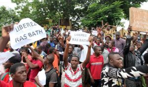 Devant le tribunal de la commune 4 à Bamako pour la libération de Mohamed Youssouf Bathily, alias Ras Bath, un polémiste malien arrêté et condamné à un an de prsion ferme et 100 00 francs CFAd’amende pour « incitation à la désobéissance des troupes » en août 2017. HABIBOU KOUYATE/AFP