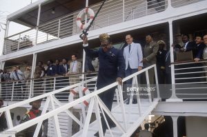 L’ancien président Mobutu Sese Seko devant l’ancien président Jacques Chirac, à lors Maire de Paris. 