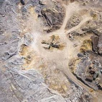Une vue aérienne d’un site d’exploitation du cobalt en RDC, qui met en lumière la réalité des chantiers miniers et le contexte géoéconomique discuté dans l’article