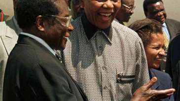 Malgré leurs divergences de styles, Mugabe rend un vibrant hommage à Mandela