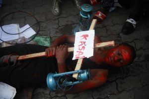 À Goma, dans l'est de la RD Congo, un artiste proteste contre les tueries à travers la région des Kasaïs, dans le centre du pays, le 23 juin 2017. Quatre artistes ont été arrêtés ce jour-là, avant d'être libérés cinq jours plus tard. © 2017 Privé