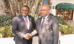 Léonard She Okitundu pose aux côtés de son homologue zambien Harry Kalaba