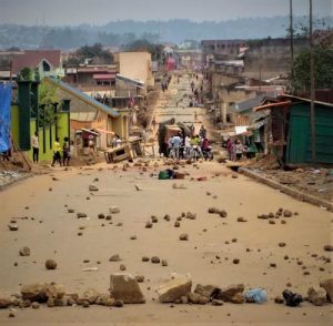 Rue Sivirwa du quartier Matonge dans la commune de Mulekera de Beni barricadee par les manifestants ce 19 Août 2019. Ph.Martial Papy Mukeba/Radio Okapi