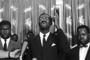Patrice Emery Lumumba, lors de la réunion du Sénat qui l'oppose alors à Justin Bomboko, à Léopoldville (actuelle Kinshasa), au Congo belge, le 10 septembre 1960.
