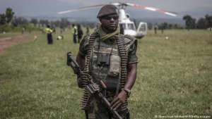 Un soldat congolais monte la garde à l'aéroport de Rutshuru, après des affrontements avec des rebelles du M23
