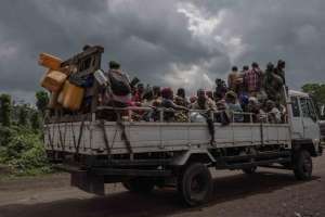 Un camion rempli de personnes est bloqué lors d'affrontements entre l'armée congolaise et les rebelles du M23 à Kibumba, à la périphérie de Goma, dans le Nord-Kivu, en République démocratique du Congo, le 1er juin 2022