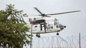 Un soldat de la paix de la Mission de l'Organisation des Nations Unies pour la stabilisation en République démocratique du Congo (MONUSCO) est à bord de son hélicoptère au-dessus de l'entrepôt de la force de maintien de la paix des Nations Unies à Goma, dans la province du Nord-Kivu, en République démocratique du Congo, le 26 juillet 2022. REUTERS - STRINGER