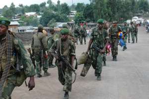 Les forces armées congolaises (FARDC) renforcent leurs positions autour de Goma après des combats contre les rebelles du M23 dans la ville de Mutaho, à environ 10 km de Goma, le 21 mai 2013.